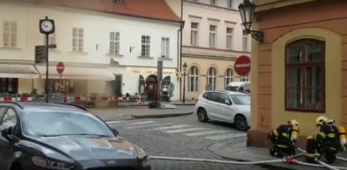Video: Z centra Prahy evakuovali stovky ľudí, hasiči zasahovali pri masívnom úniku plynu