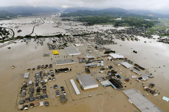 Juhozápad Japonska trápia prívalové dažde a zosuvy pôdy, počet obetí aj nezvestných stúpa