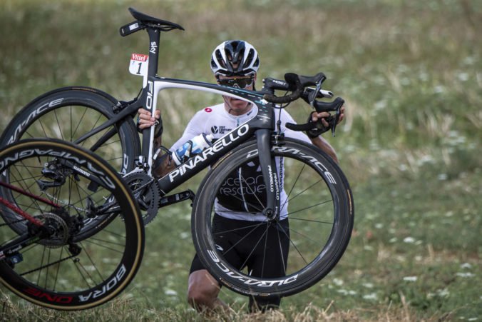 Video: Froome spadol v 1. etape Tour de France 2018, do cieľa prišiel so stratou a krvavým lakťom