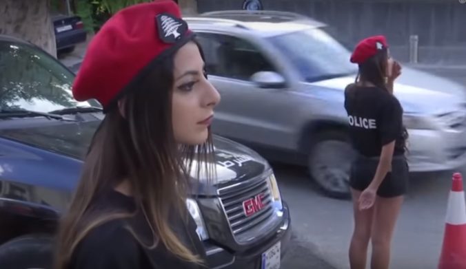 Video: V Libanone patrolujú policajtky s holými nohami, krok starostu vyvolal plamenité diskusie