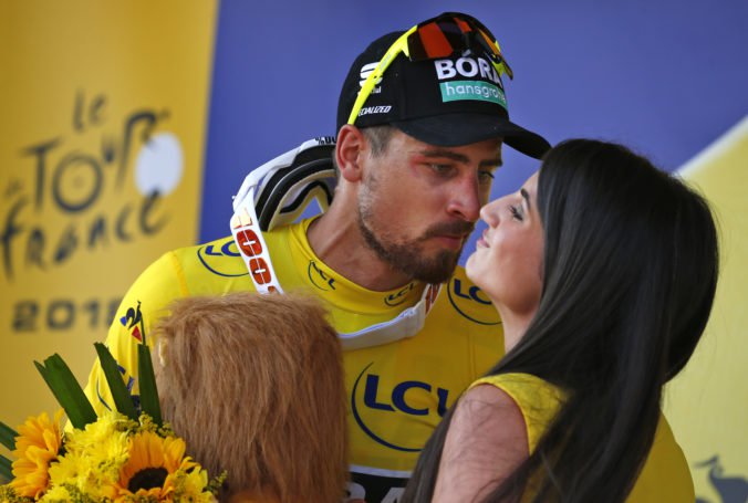 Fotografie (2. etapa Tour de France 2018): Peter Sagan má žltý aj zelený dres, záver etapy poznačil pád