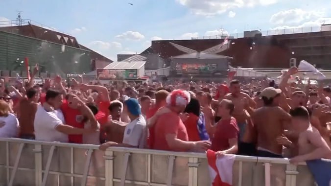 Video: Radosť fanúšikov Anglicka po víťazstve na MS vo futbale, tancovali na uliciach aj autobusoch