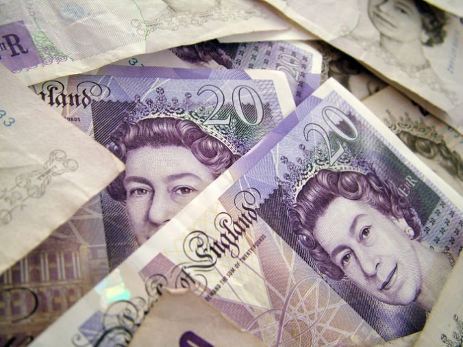 Libra a euro posilnili voči doláru, môže za to smerovanie britskej vlády v brexite