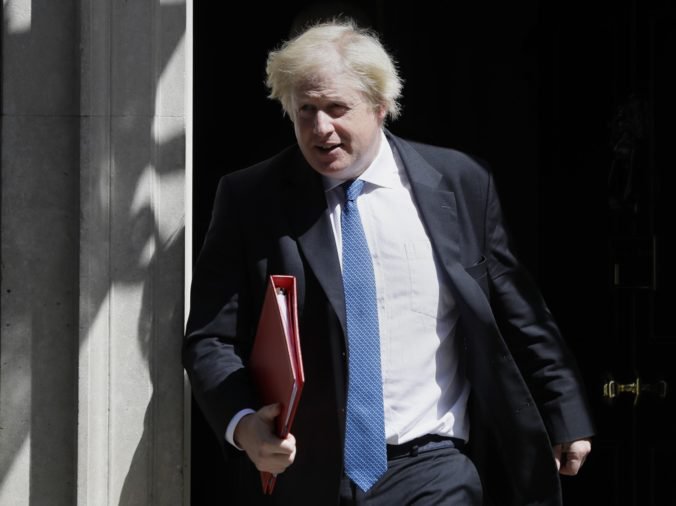 Minister zahraničia Boris Johnson skončil na svojom poste, Mayová prijala jeho rezignáciu