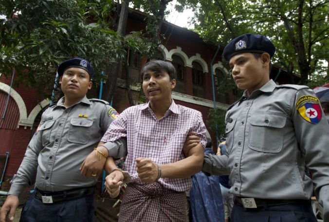Novinárov Reuters budú súdiť pre články o popravách Rohingov, informácie vraj získali nelegálne