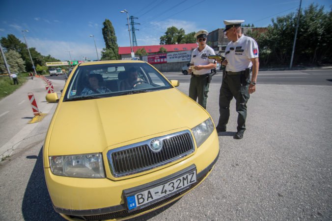 Polícia vykonáva v Banskobystrickom kraji cestnú kontrolu, vodičom môže prísť pokuta aj poštou