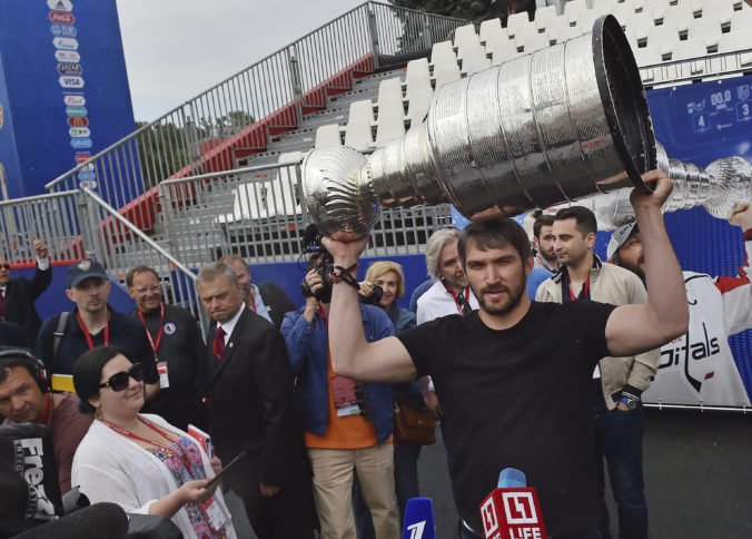 Video: Bav sa, je to neuveriteľné, povedal Ovečkin pri predávaní Stanleyho pohára Kempnému