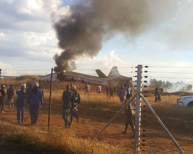 Foto: Pri juhoafrickom meste Pretória sa zrútilo lietadlo, hlásia mnoho zranených