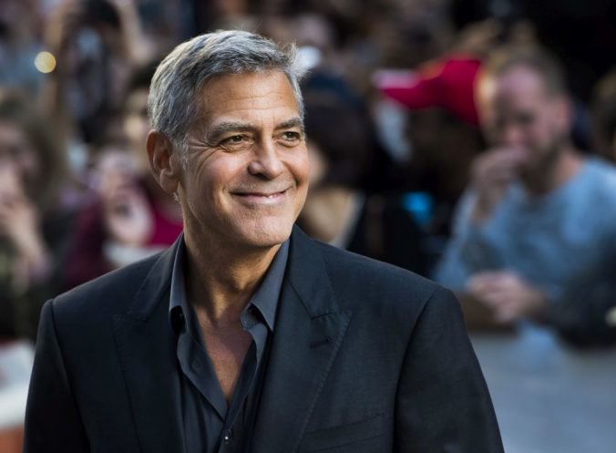 George Clooney mal na Sardínii nehodu, do jeho motorky narazilo auto
