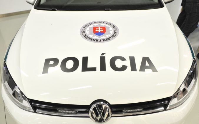 Polícia vyšetruje dopravnú nehodu na D2, vodič Fabie narazil pri predchádzaní do Mercedesu