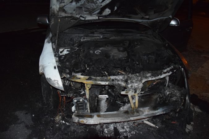 Hasiči zasahovali pri požiare dvoch áut v obci Šalgočka, prípadom sa zaoberá aj polícia