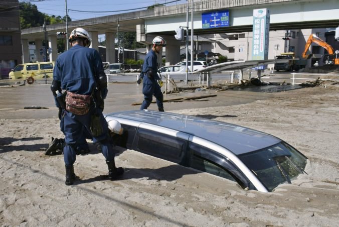 Počet obetí silných dažďov a zosuvov pôdy v Japonsku enormne stúpol, miesta navštívil Šinzó Abe