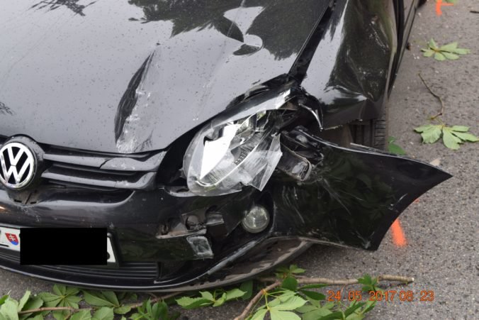 Mladý vodič Audi prešiel do protismeru a zrazil sa s Volkswagenom, nehodu neprežil 9-ročný chlapec