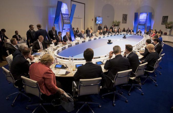 Summit NATO sa bude venovať konfliktu v Afganistane aj vpádu Ruska do Ukrajiny