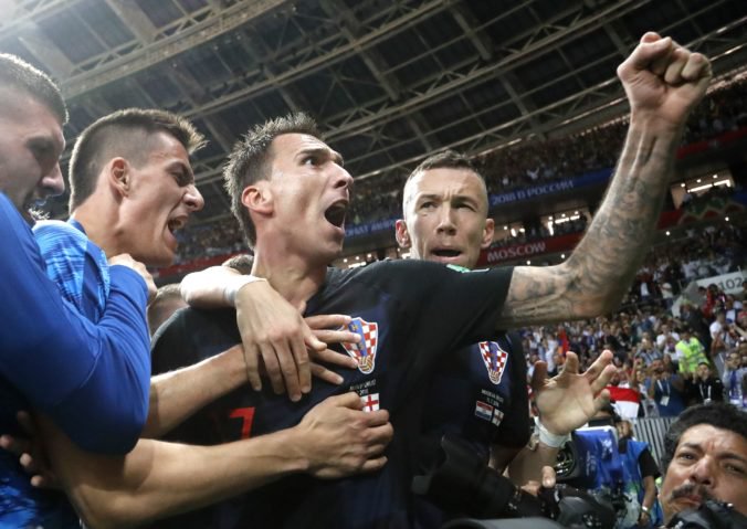 Video: Chorváti po góle Mandžukiča v predĺžení semifinále MS vo futbale 2018 takmer pripučili fotografa
