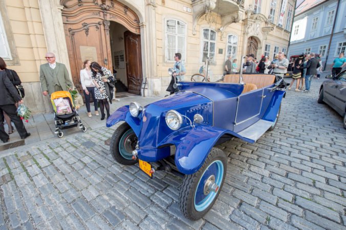 Zraz historických a raritných vozidiel v centre Bratislavy