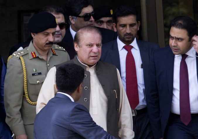 Expremiéra Pakistanu odsúdili v jeho neprítomnosti, na letisku ho zatkol protikorupčný úrad