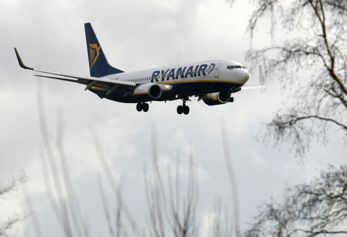 Foto: Lietadlo Ryanair muselo núdzovo pristáť po poklese tlaku v kabíne, cestujúci skončili v nemocnici