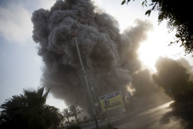 Izraelská armáda vykonala intenzívne nálety na Hamas v Pásme Gazy, hnutie to opláca raketami