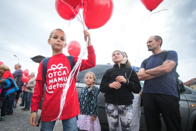 Pochod Hrdí na rodinu: V červených tričkách vydajú svedectvo, že dieťa si zaslúži mamu a otca