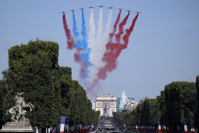 Video: V Paríži oslávili Deň dobytia Bastily vojenskou prehliadkou, nevyhli sa menším chybám