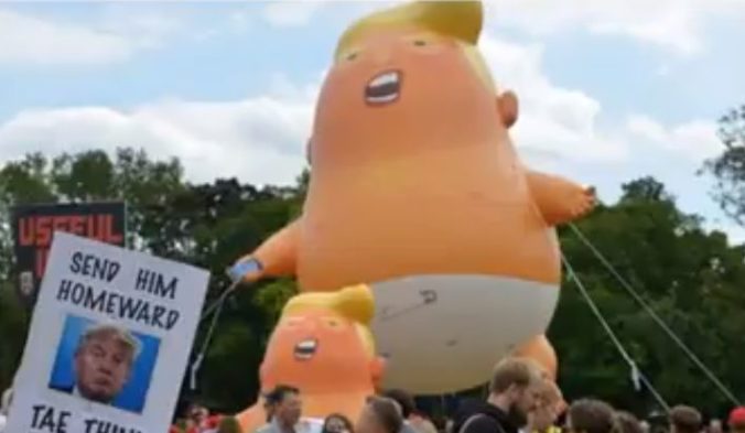 Video: V Škótsku proti Trumpovi protestovali tisícky ľudí, zobrazili ho ako zúrivé bábätko