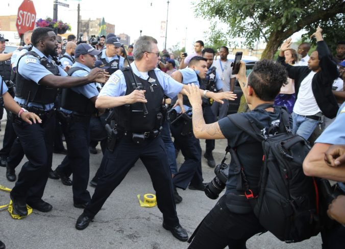 Foto: Dav nahnevaných ľudí protestoval v Chicagu na mieste, kde policajt strelil muža