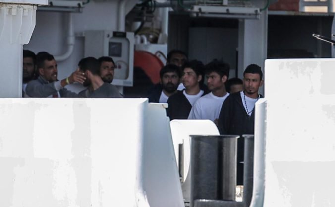 Taliansky premiér žiada členské štáty Európskej únie o pomoc s migrantmi zo zachránenej lode