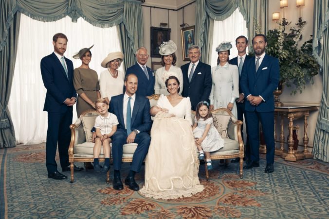 Foto: Britská kráľovská rodina zverejnila oficiálne rodinné fotografie po krste princa Louisa