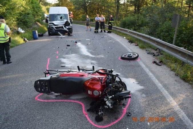 Foto: Motorkár na Honde utrpel pri zrážke s dodávkou za obcou Banka ťažké zranenia