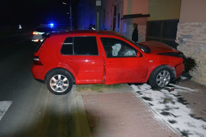 Foto: Dominik sadol za volant opitý a čelne narazil do rodinného domu v Kežmarskom okrese