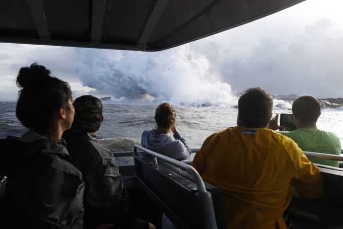 Foto: Láva zo sopky Kilauea na Havaji preletela cez strechu lode, desiatky pasažierov sú zranení