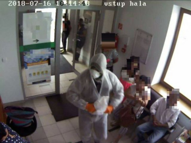 Foto: Polícia hľadá lupiča s respirátorom na tvári, z banky v Kráľovskom Chlmci vzal tisíce eur