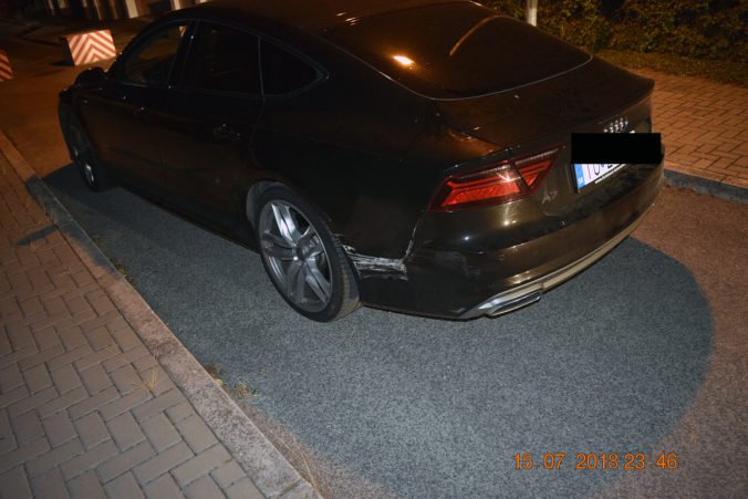 Foto: Vodič v Topoľčanoch nezvládol cúvanie a narazil do BMW, vytriezvel v policajnej cele