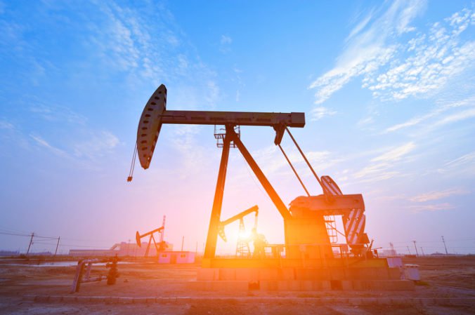 Ľahká americká ropa klesla o 34 centov, zlacnela aj ropa Brent