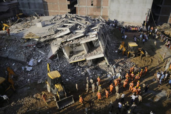 Šesťpodlažná stavba v Indii sa zrútila na priľahlú budovu, incident si vyžiadal niekoľko obetí