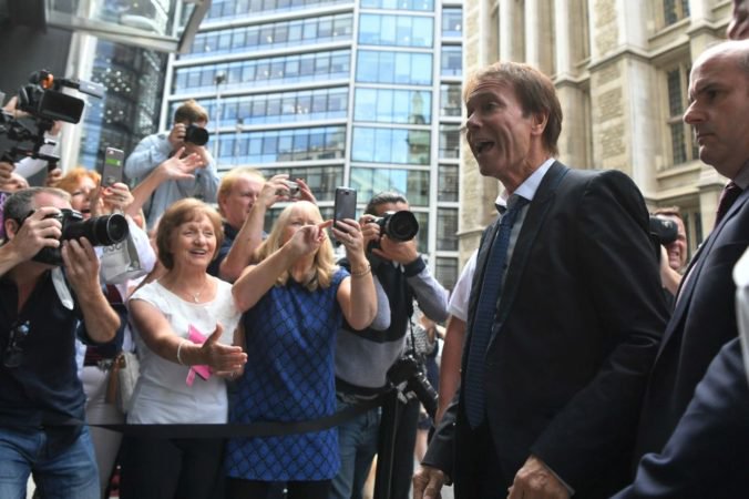 Spevák Cliff Richard vyhral súd s BBC, spoločnosť poškodila jeho reputáciu