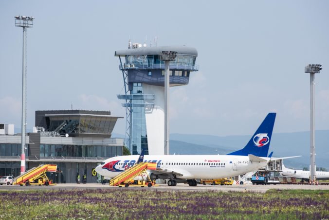 Video: Súkromné lietadlo pristálo v Bratislave bez vysunutia podvozku, na palube bol len český kapitán