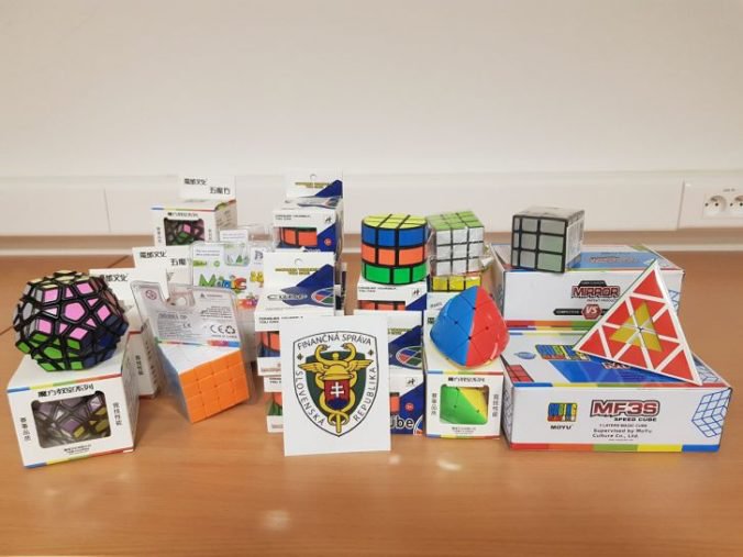 Colníci našli falzifikáty Rubikovej kocky aj pašované cigarety, Moldavec dostal nielen pokutu