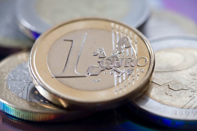 Spoločná európska mena oslabila, dolár si oproti jenu polepšil