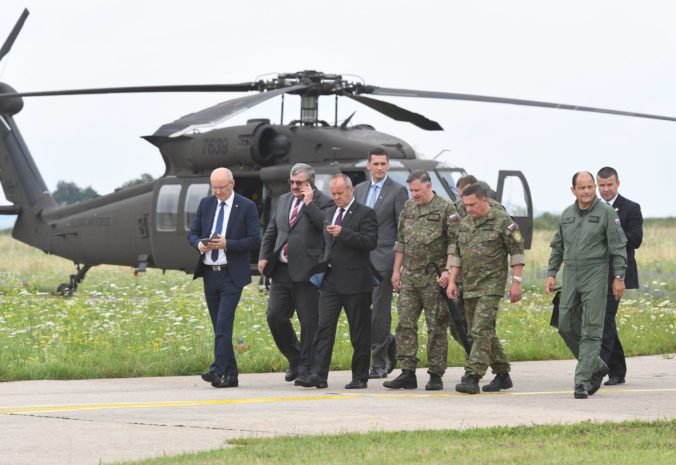 Ozbrojené sily dostali ďalšie nové vrtuľníky UH-60M Black Hawk, odovzdal ich minister Gajdoš
