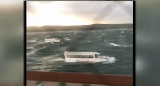 Video: Na jazere v Missouri sa prevrátila loď s turistami, zahynulo sedemnásť ľudí