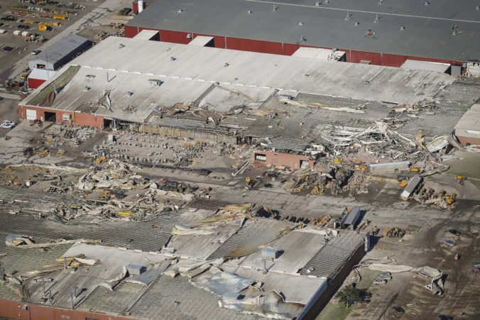 Video: Tornádo v štáte Iowa zničilo továreň, niekoľko zamestnancov utrpelo zranenia