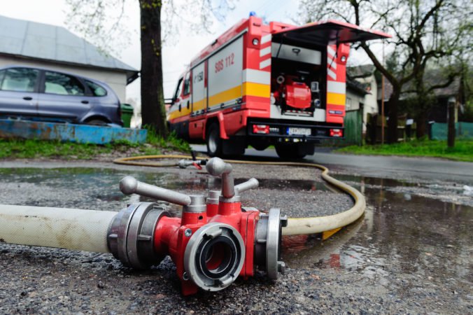 Narástol počet výjazdov hasičov pre búrky, v Trnavskom kraji pomáhali pri odčerpávaní vody