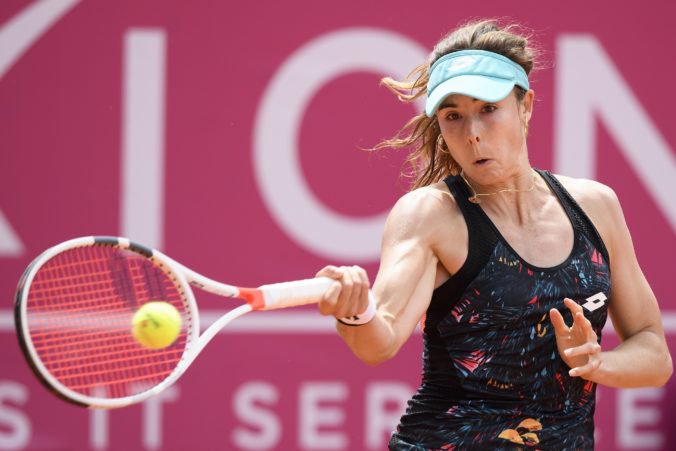 Favorizovaná Cornetová porazila Minellovú vo finále dvojhry na turnaji v Gstaade