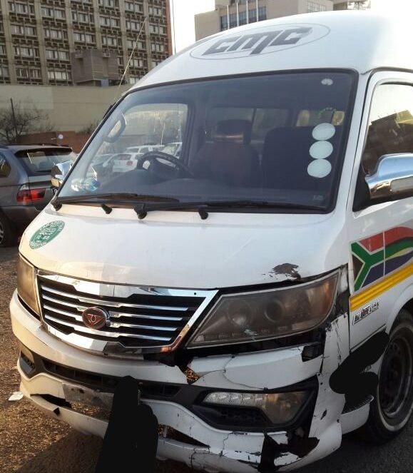 Foto: Neznámi strelci zaútočili na minibus s taxikármi v Južnej Afrike, vyše desať ľudí zahynulo