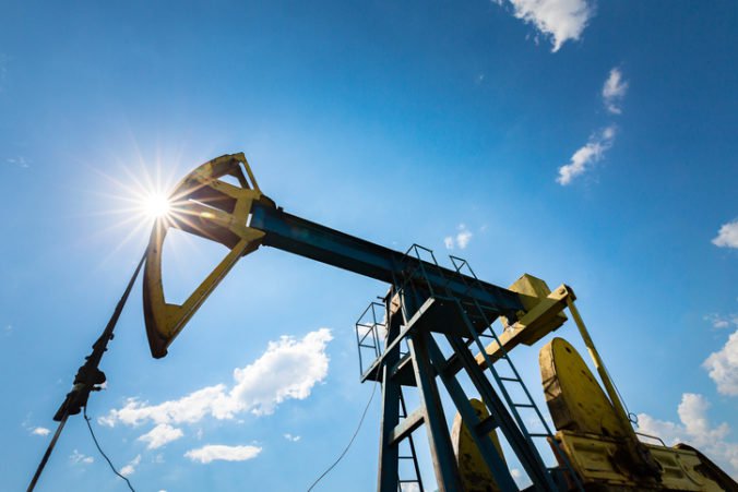 Ľahká americká ropa zdražela o 1,4 percenta, posilnila aj ropa Brent