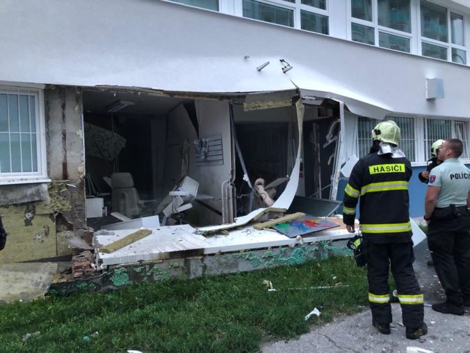 Aktualizované: Výbuch v bratislavskej Vrakuni poškodil zdravotné stredisko, polícia hľadá príčinu explózie