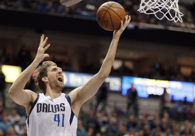 Dirk Nowitzki odohrá rekordnú 21. sezónu v Dallase, podpísal kontrakt na jeden rok