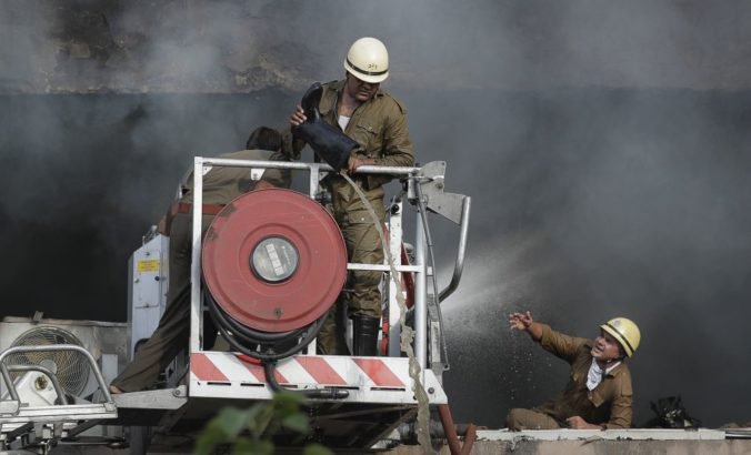 V Indii po výbuchu horela obytná budova, požiar si vyžiadal obete